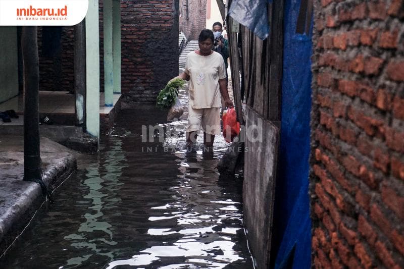 Tetap berbelanja meskipun terdampak banjir rob Semarang. (Inibaru.id/ Audrian F)<br>