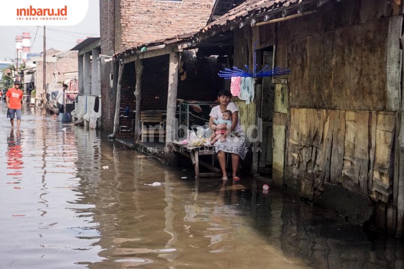 Tetap berusaha hidup di tengah rob. (Inibaru.id/ Audrian F)<br>