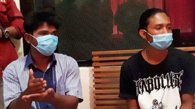 Kedua ABK langsung dibawa warga ke Mapolsek Tebing Karimun. (Batam.news/Edo)