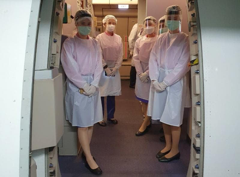 Pramugari kenakan APD lengkap di pesawat. (Twitter/@Ridu)