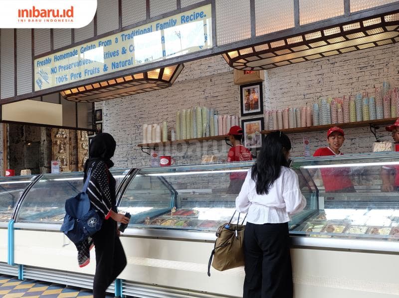 Dua orang pengunjung sedang memilih rasa gelato. (Inibaru.id/ Inadha Rahma Nidya)<br>