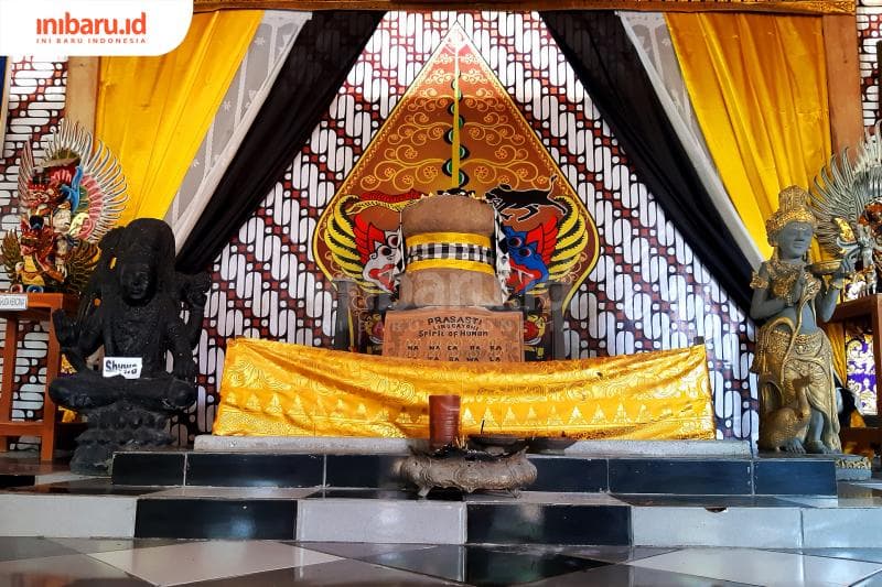 Prasasti lingga yoni yang ada di Candi Joglo Semar Grobogan. (Inibaru.id/ Julia Dewi Krismayani)<br>