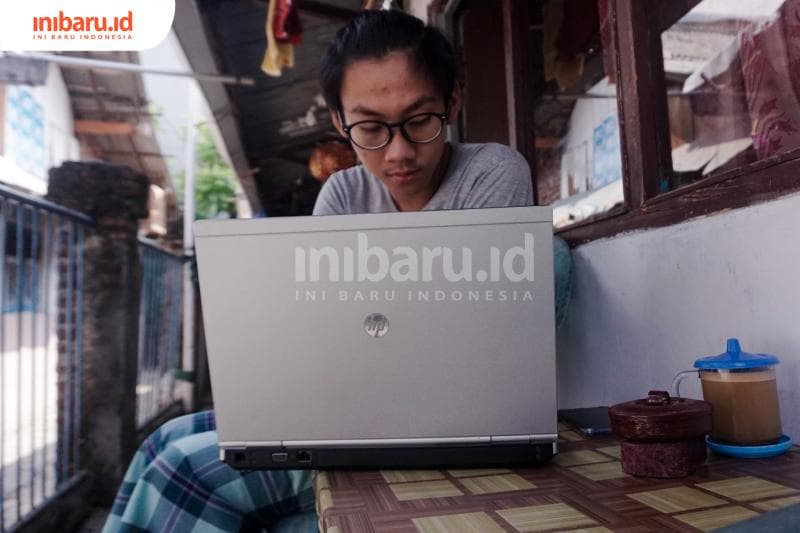 Ricky Maulana, salah seorang siswa SMA 5 Semarang yang mendapat peminjaman laptop. (Inibaru.id/ Audrian F)<br>