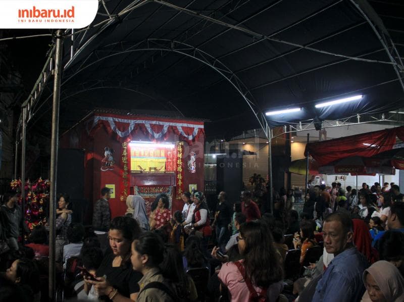Wayang Potehi di tengah keramaian Pasar Imlek Semawis. (Inibaru.id/ Audrian F)<br>