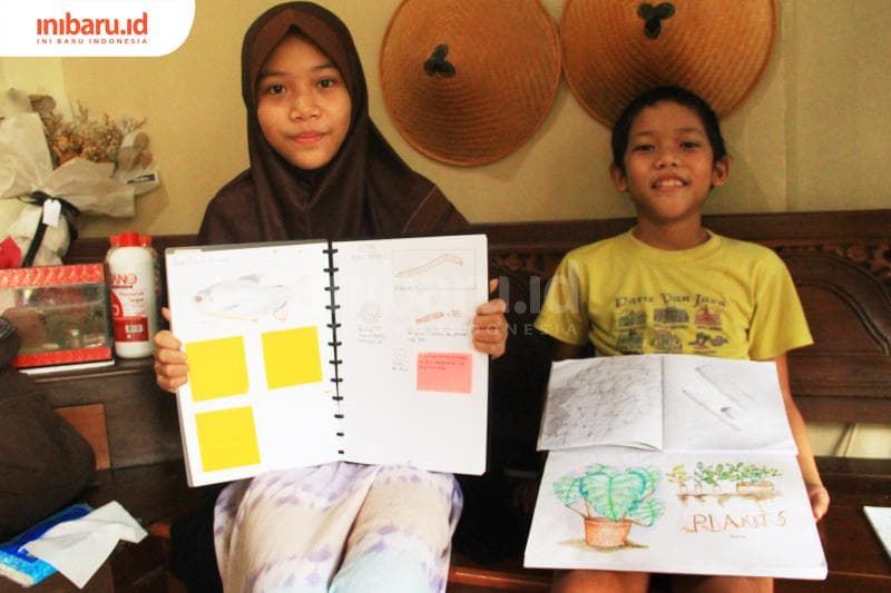 Anak homeschooling dengan jurnal hariannya. (Inibaru.id/ Zulfa Anisah)