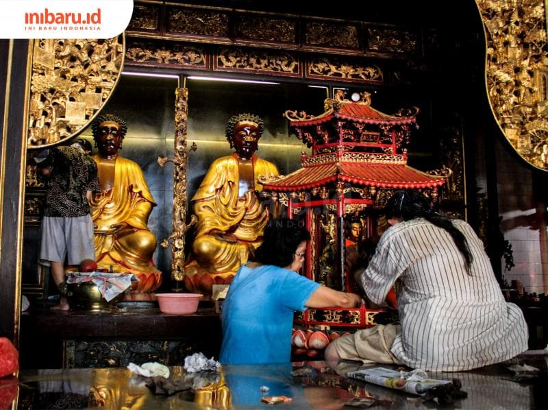 Ikut Tradisi Bersih-Bersih Patung Jelang Imlek di Klenteng Tay Kak Sie