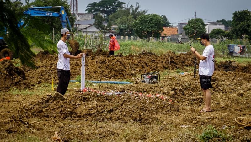 Di beberapa tempat, keluarga memilih untuk memakamkan sendiri anggota keluarga yang berstatus positif atau PDP corona. (Vice/Muhammad Ishomuddin)