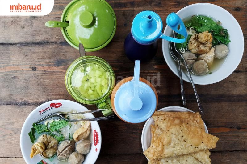 Renyahnya pangsit bertabur serbuk kopi. (Inibaru.id/Rafida Azzundhani)