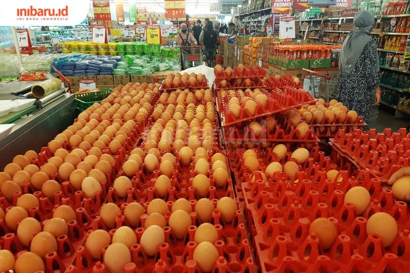 Membedakan telur infertil dengan telur ayam negeri lewat warna cangkang. (Inibaru.id/Triawanda Tirta Aditya)