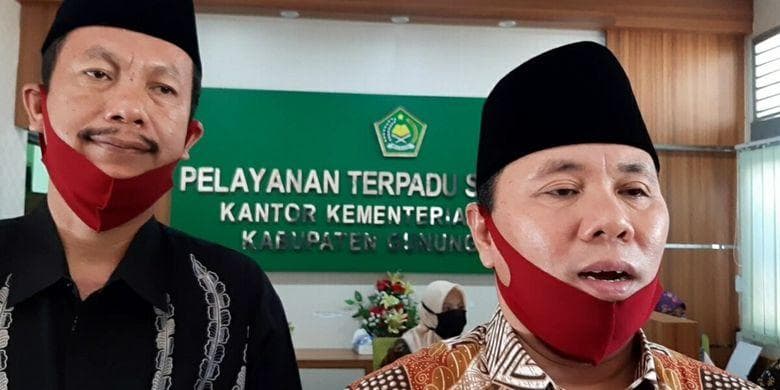 Ilustrasi mengalungkan masker di leher. (Kompas/ Markus Yuwono)