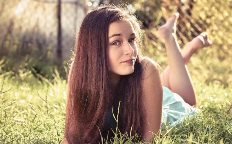 Menutup payudara tidak rata dengan rambut. (Flickr/Adamtasmusic)