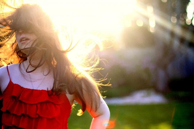 Mengatur postur tubuh demi membuat payudara terlihat lebih rata. (Flickr/Erynegphotography)