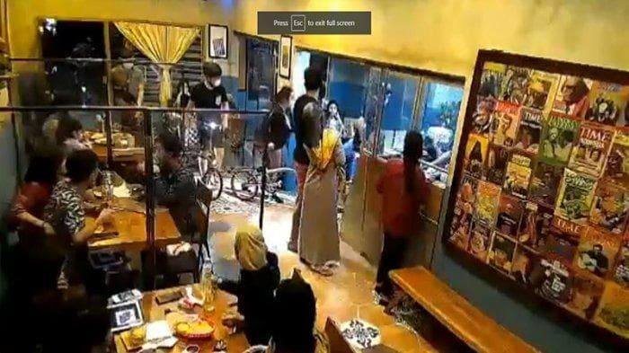 Viral, pesepeda bawa sepedanya masuk ke restoran. (Twitter/Rakaholy)