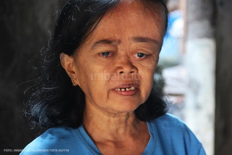 Warga terdampak banjir rob di Tambaklorok ingin menangis saat menceritakan kehidupannya di tengah bencana banjir rob.<br>