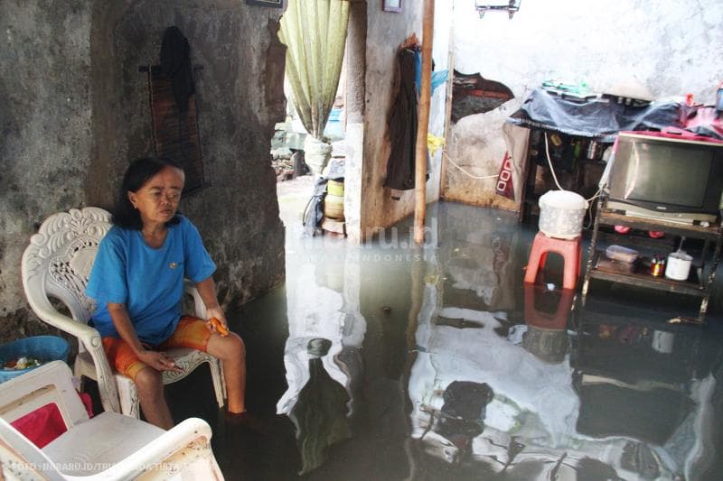 Air rob setinggi 30-50 sentimeter menggenangi beragam benda yang ada di dalam rumah warga.<br>