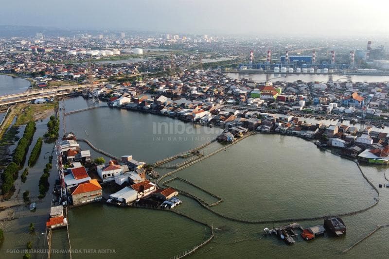 Foto udara banjir rob yang melanda Tambakrejo dan Tambaklorok.<br>