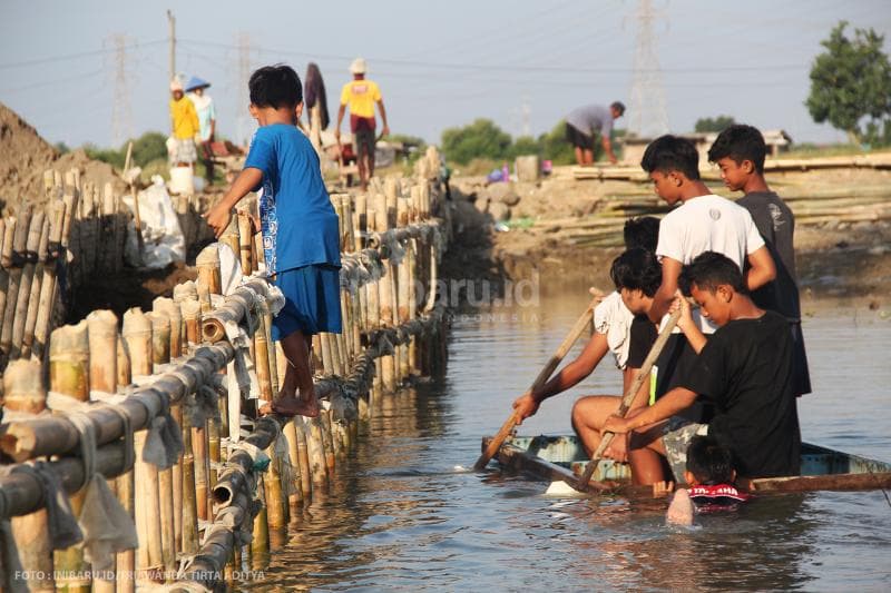 Warga bergotong-royong membangun akses jalan menuju kediaman mereka di Tambakrejo.<br>