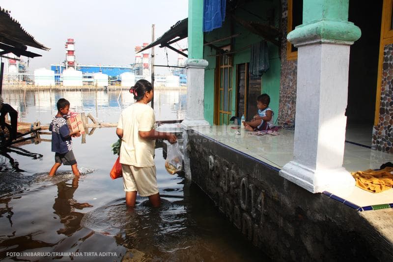 Sebagian warga tetap beraktivitas seperti biasa walaupun berada di tengah bencana banjir.<br>