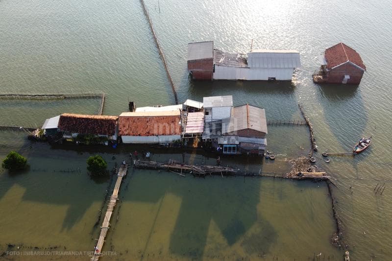 Rumah warga yang sudah tergerus air laut ini tetap ditinggali. Kesulitan ekonomi membuat warga nggak punya pilihan untuk pindah ke lokasi lain.<br>