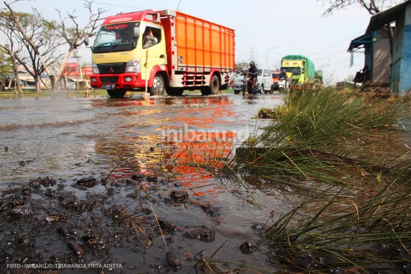 Banjir rob juga melanda jalur pantai utara yang biasanya dilalui kendaraan roda dua dan empat.<br>