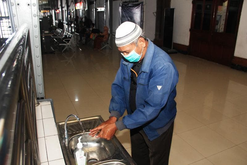 Ilustrasi menggunakan masker. (Inibaru.id/Triawanda Tirta Aditya)