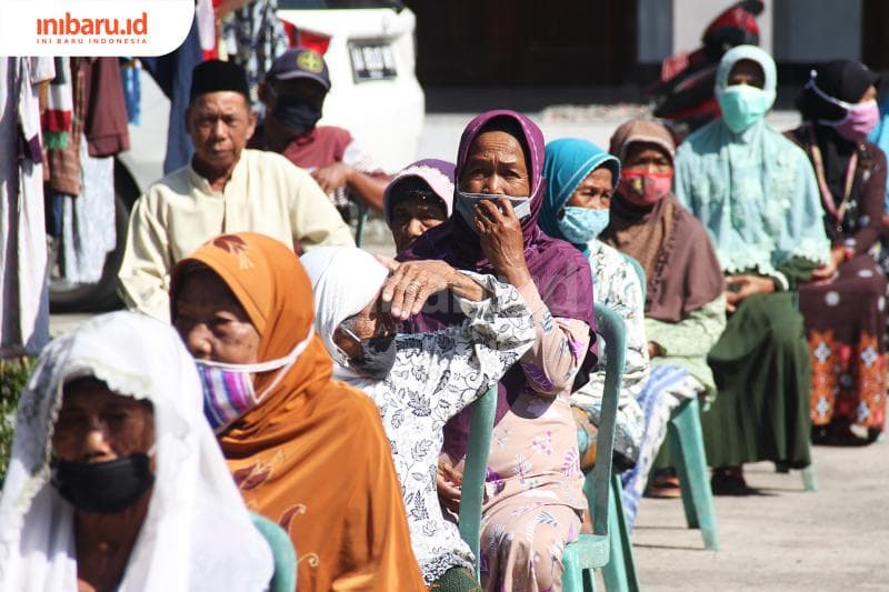 Masih banyak orang terbiasa memegang bagian luar masker. (Inibaru.id/Triawanda Tirta Aditya)