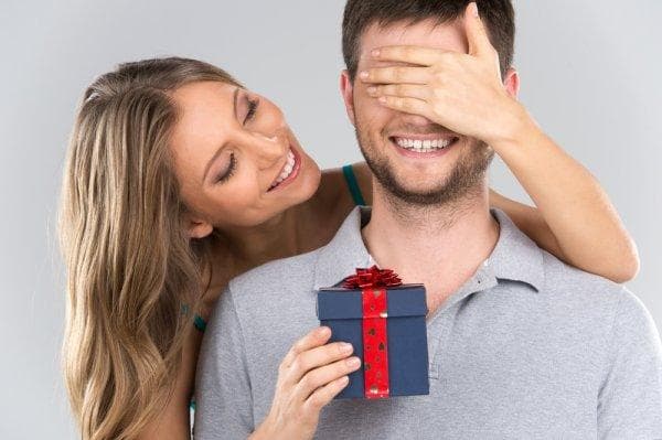 Hadiah kecil mampu buat pacar bahagia. (Shutterstock.com)<br>