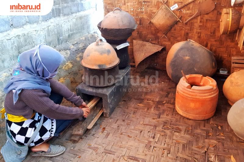 Area samping Candi Joglo Semar ada sepetak dapur tradisional yang bisa kamu pakai foto ala zaman dulu. (Inibaru.id/ Julia Dewi Krismayani)<br>