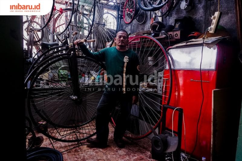  Darojin berpose di antara penny-farthing bikinannya. (Inibaru.id/ Audrian F)<br>