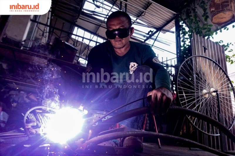 Kerangka penny-farthing disatukan dengan cara dilas. (Inibaru.id/ Audrian F)<br>