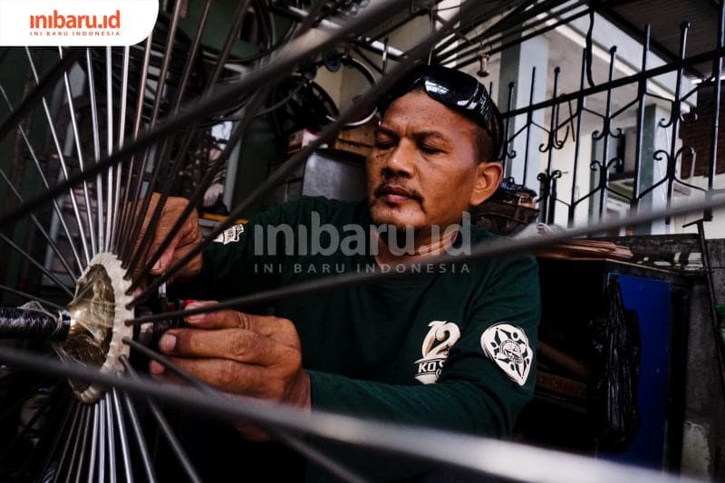 Baut-baut roda dikencangkan. (Inibaru.id/ Audrian F)<br>