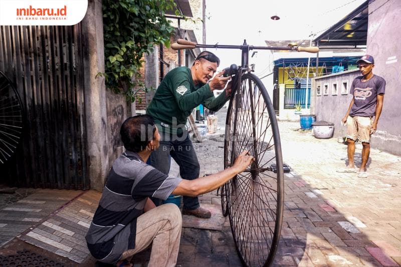 -10+10 adalah patokan saat akan menaiki sepeda panny-ferthing. (Inibaru.id/ Audrian F)<br>