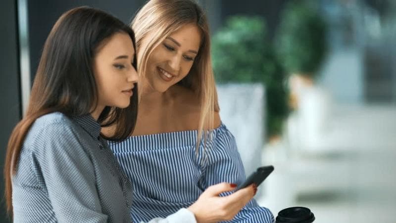 Cek nomor yang kamu pengin tahu melalui akun Whatsapp temanmu. (Shutterstock)<br>