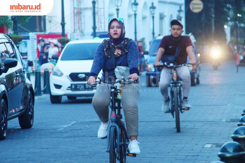 Bersepeda memang boleh, tapi jangan lepas masker ya. (Inibaru.id/ Zulfa Anisah)