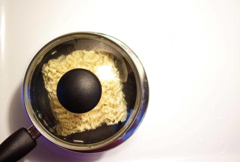 Untuk merebus mi, kamu harus memperhatikan jenis air yang dipakai. (Flickr/Kolin Toney)