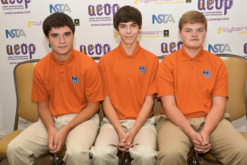 Logo yang dipasang di sebelah kiri baju lebih mudah diingat dengan baik oleh orang yang melihatnya. (Flickr/USArmyCCDC)<br>