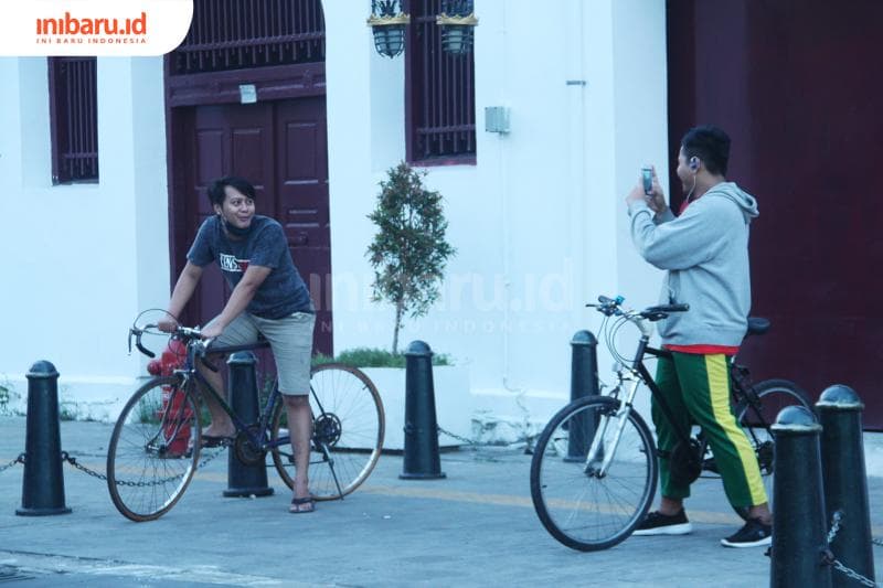 Nggak jarang sambil berfoto di atas sepeda. (Inibaru.id/ Zulfa Anisah)
