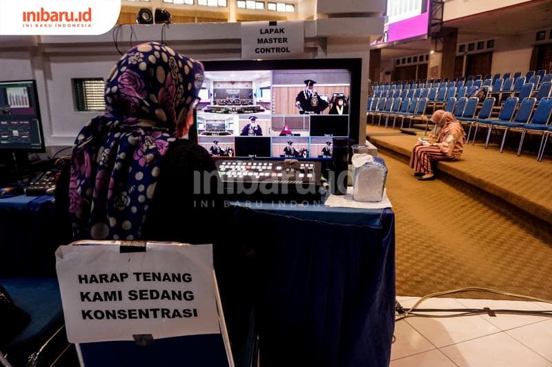 Teknisi sedang konsentrasi mengatur streaming. (Inibaru.id/ Audrian F)<br>