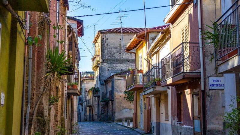 Banyak rumah yang ada di desa di Italia ini dijual dengan harga Rp 16 ribu. (CNN/Tullio Pronesti)