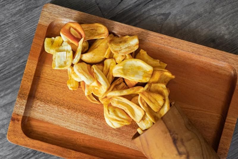 Keripik nangka, terbuat dari buah nangka yang dikeringkan lalu digoreng. (Dikemas)