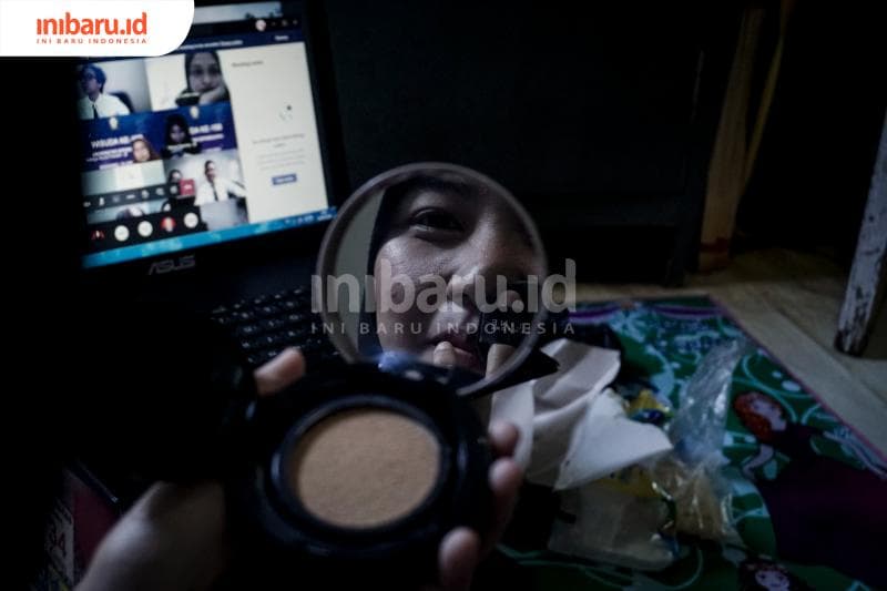 Fatma tetap berdandan. (Inibaru.id/ Audrian F)<br>