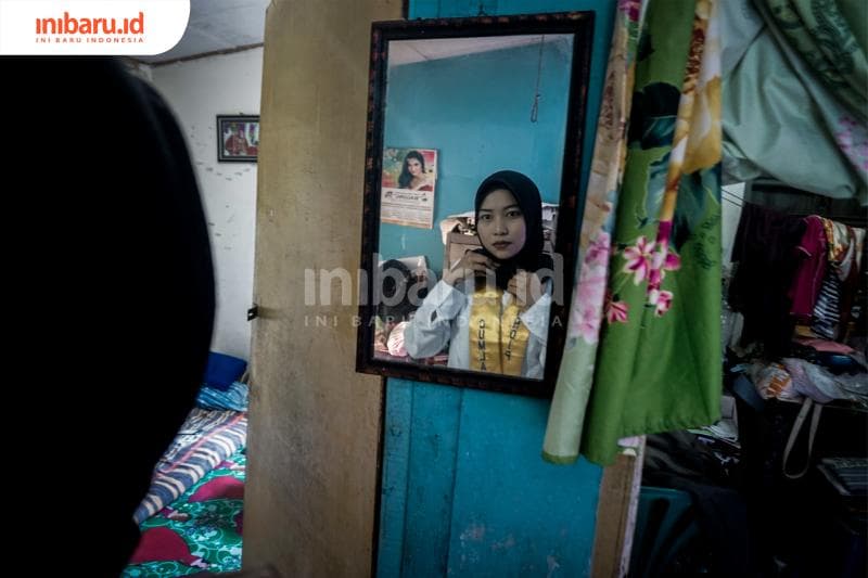 Mengenakan selempang cumlaude. (Inibaru.id/ Audrian F)<br>