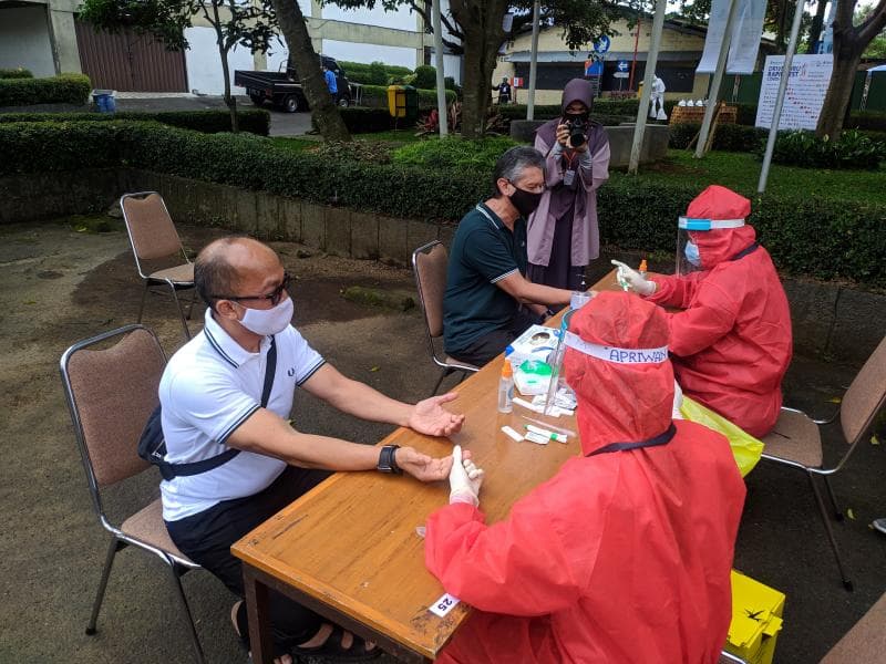 Peserta melakukan rapid tesy. (Medcom)<br>