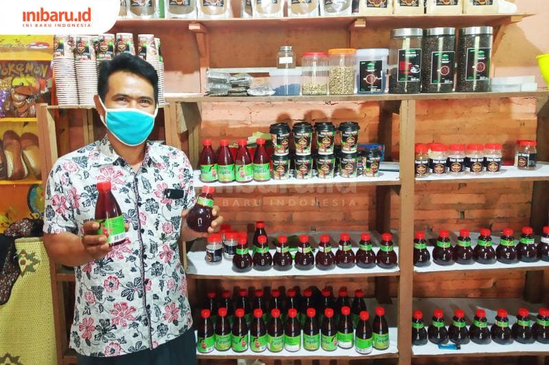 Sumarlan, pemilik UMKM yang memproduksi Sirup Parijotho. (Inibaru.id/Rafida Azzundhani)