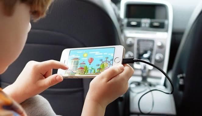 Mengisi daya ponsel sambil menhoperasikan ponsel. (Boombastis)&nbsp;