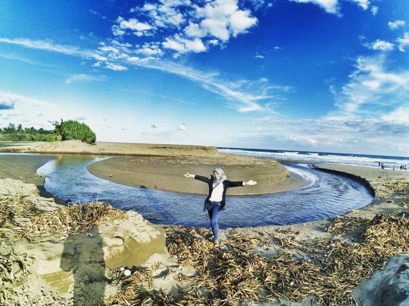 Kalau jeli, kamu akan menemukan spot foto yang instagenik di Laguna Pantai Bopong, Kebumen. (Instagram/odianathaher)