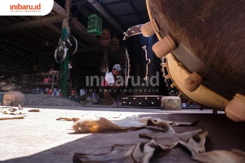 Mustofa nggak bisa sembarangan dalam mengolah kulit. (Inibaru.id/ Audrian F)<br>