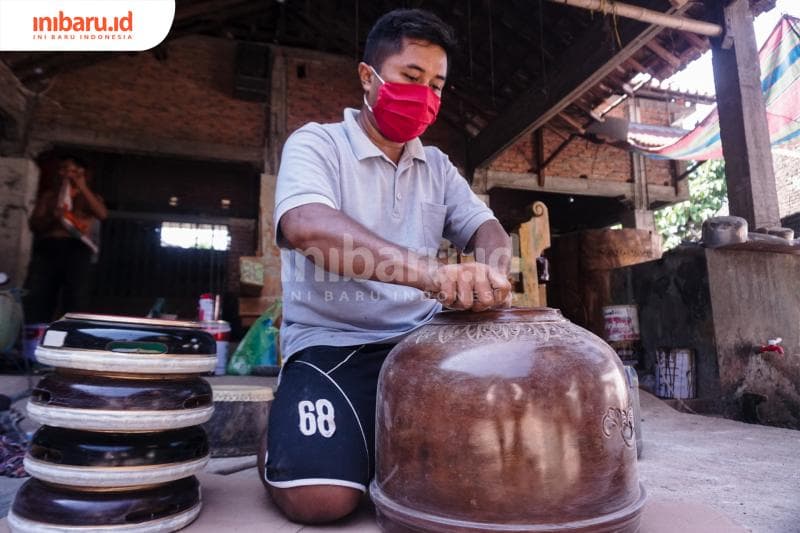 Taufikul Kamal, juga ikut membantu mengamplas rebana. (Inibaru.id/ Audrian F)<br>