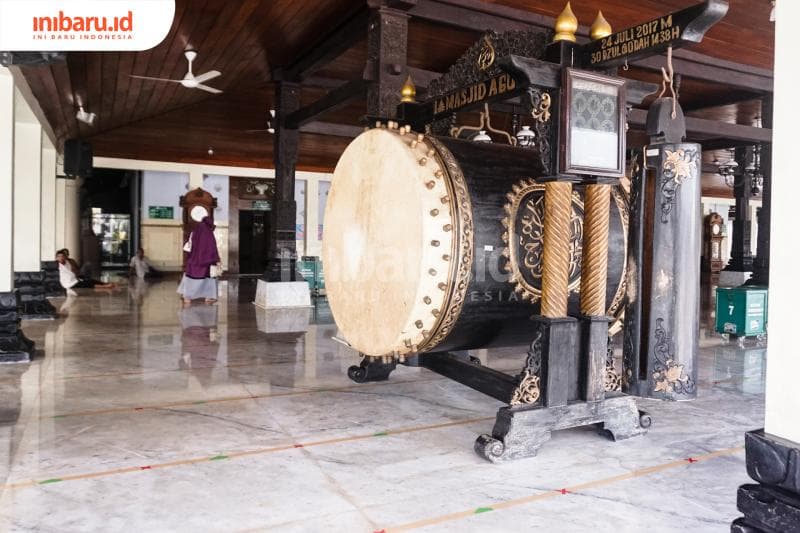 Bedug bikinan Mustofa di Masjid Agung Demak. (Inibaru.id/ Audrian F)<br>