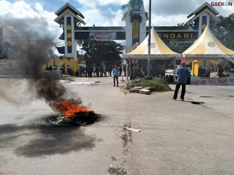 Warga dan mahasiswa berdemo menolak dua perusahaan yang mendatangkan 500 tenaga asing dari Tiongkok. (Gaekon)<br>